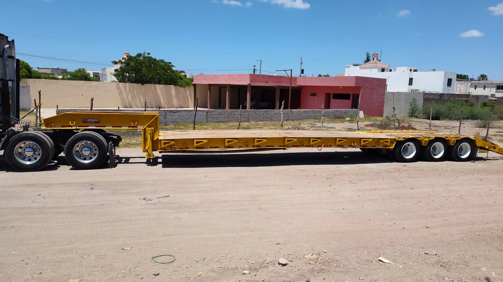 «El Chico 01» #8 — cama baja amarilla Gallegos vista lateral completa