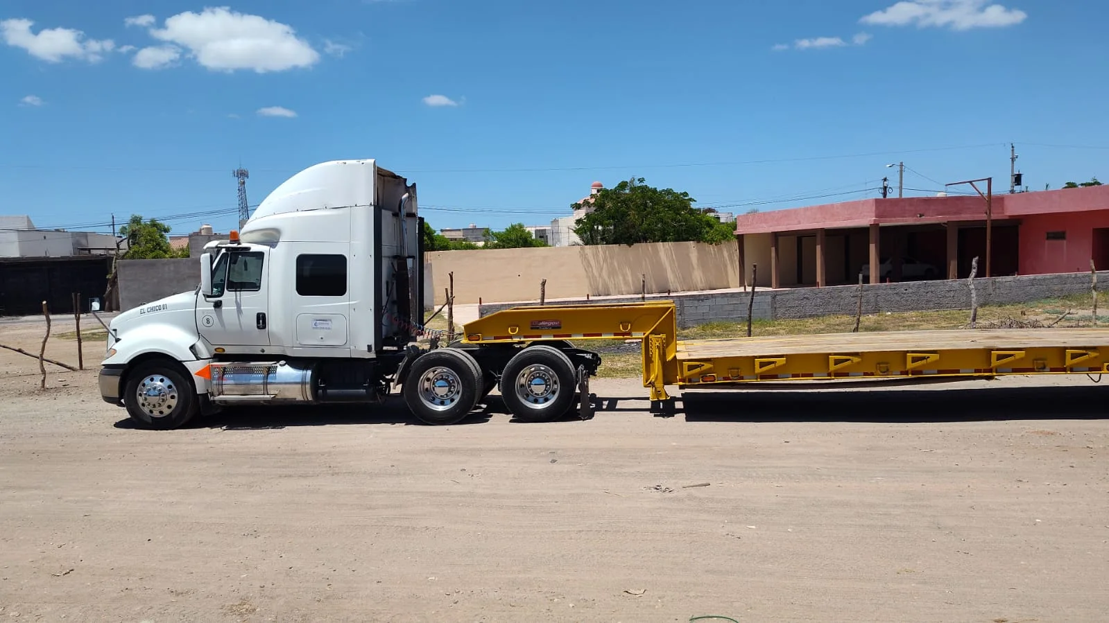 «El Chico 01» #8 — tractocamion con cama baja vista lateral completa