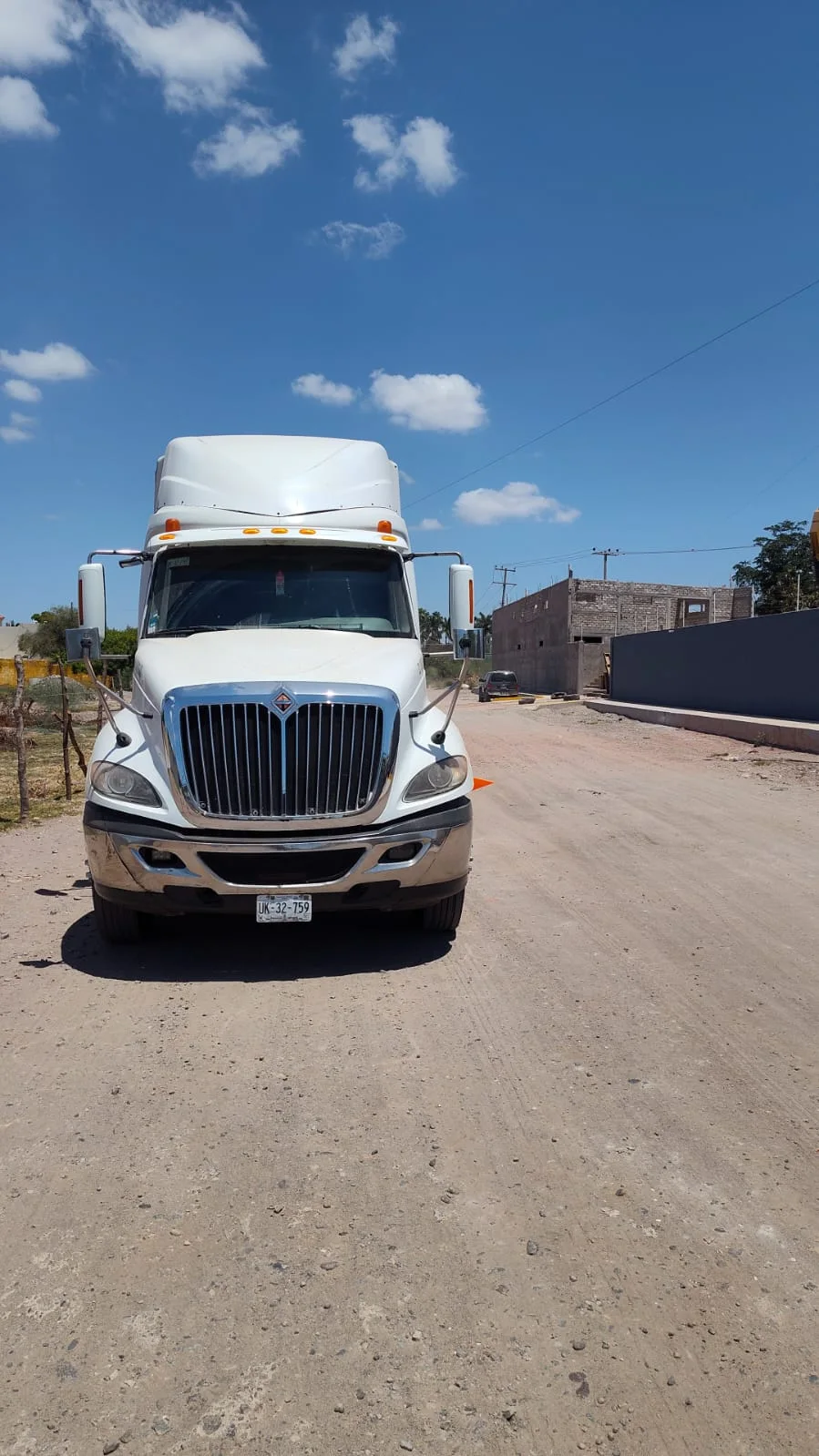 «El Chico 01» #8 — tractocamion blanco vista frontal en camino