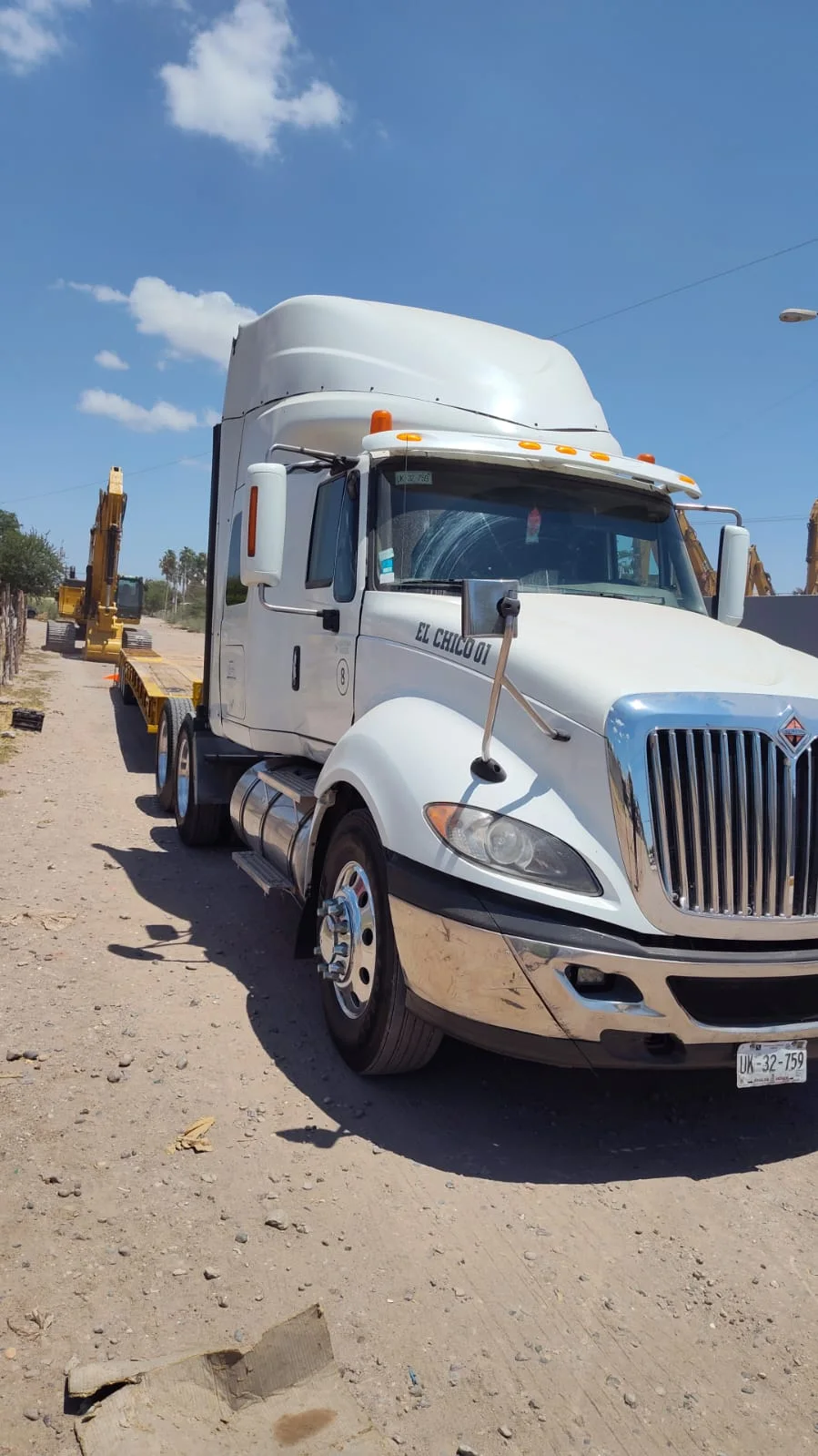 «El Chico 01» #8 — tractocamion El Chico frontal tres cuartos