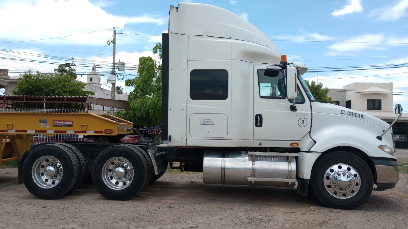 «El Chico 01» #8 — tractocamion blanco enganchado vista lateral