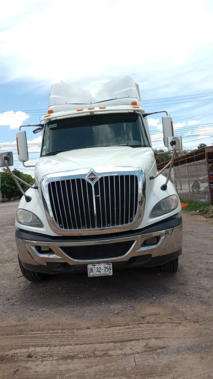 «El Chico 01» #8 — tractocamion frontal con espejos y parrilla cromada