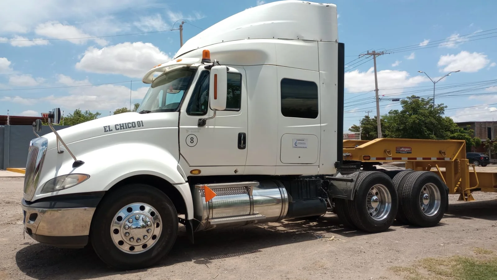 «El Chico 01» #8 — tractocamion con cama baja tres cuartos lateral