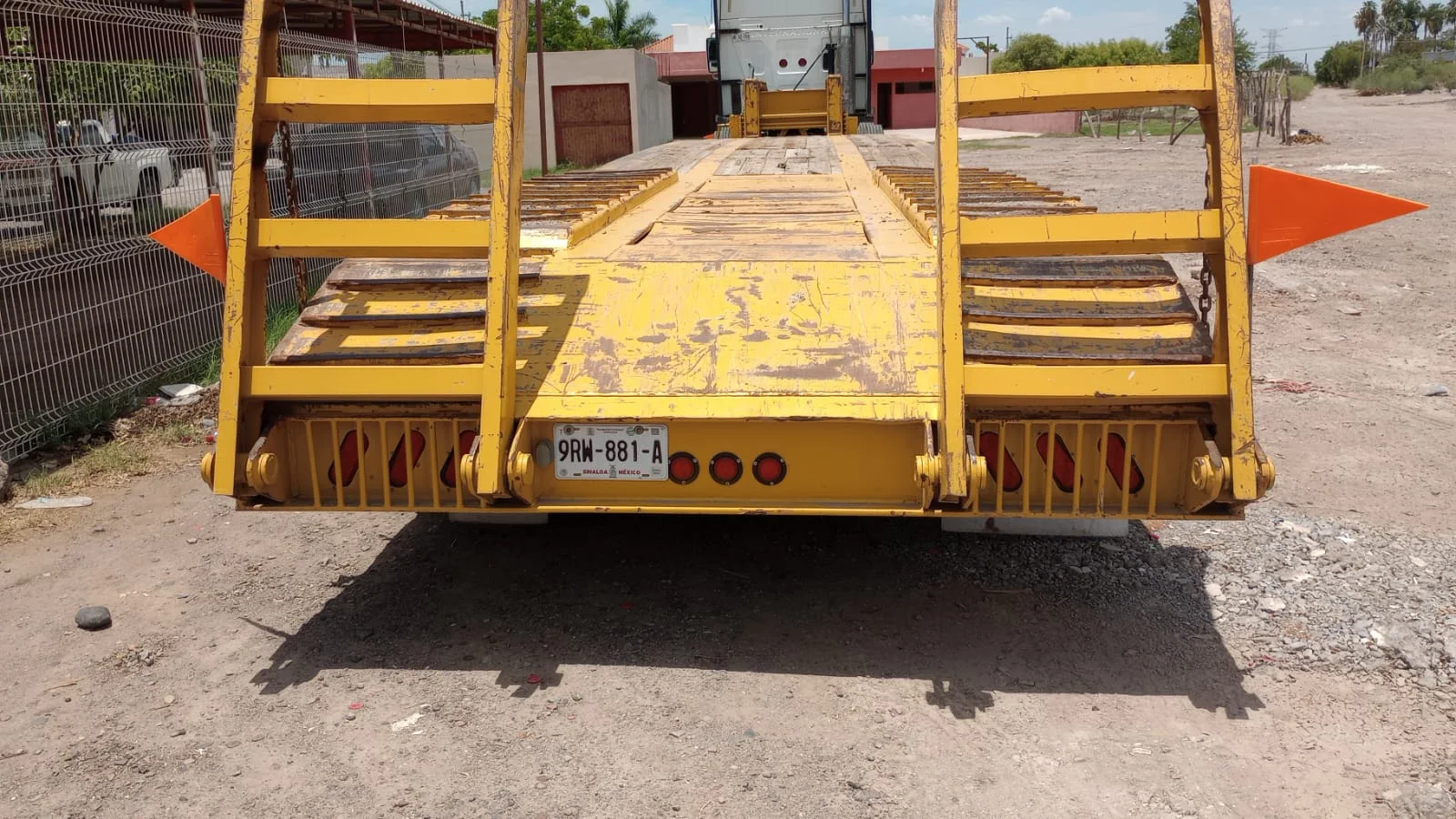 «El Chico 01» #8 — vista trasera cama baja con placa