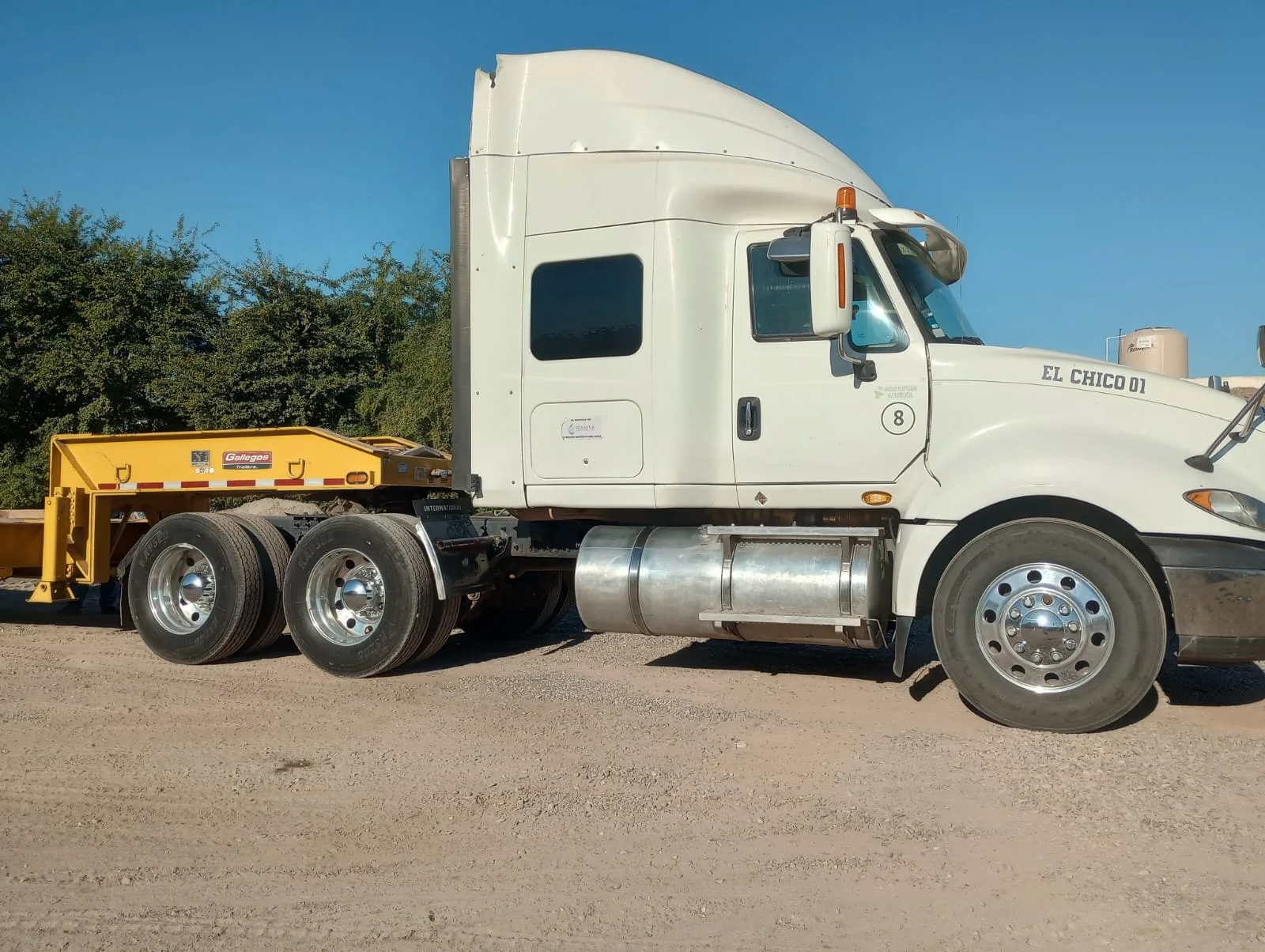 «El Chico 01» #8 — tractocamion El Chico lateral con cama baja