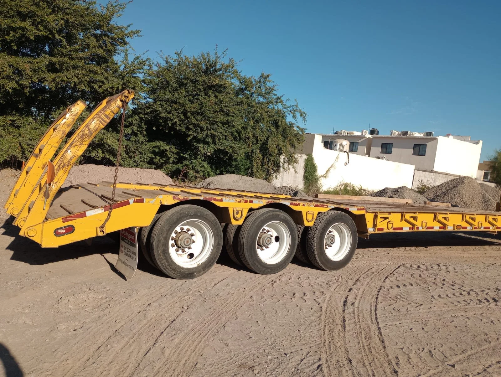 «El Chico 01» #8 — cama baja con rampas levantadas vista lateral