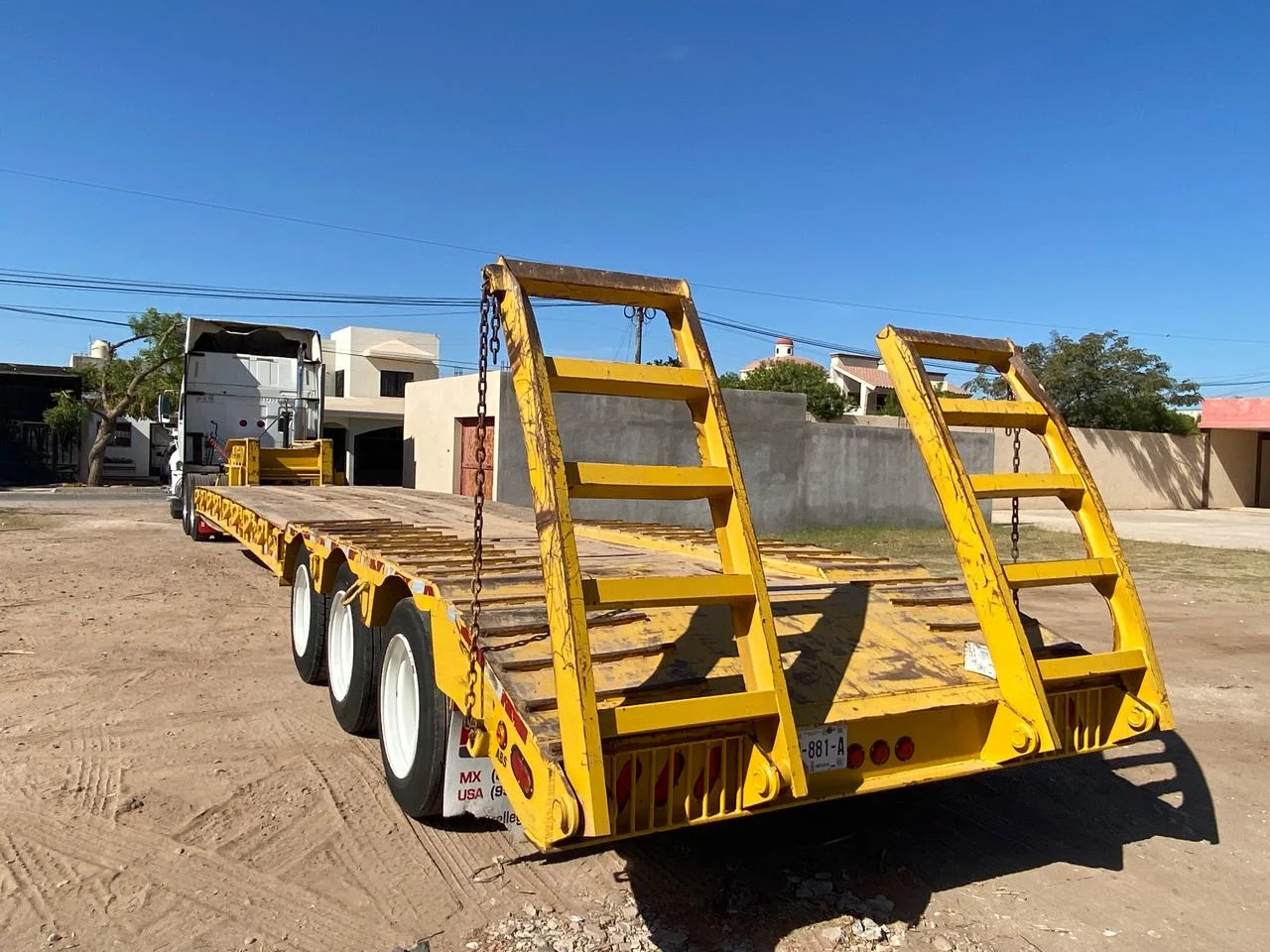 «El Chico 01» #8 — cama baja vista trasera con rampas verticales