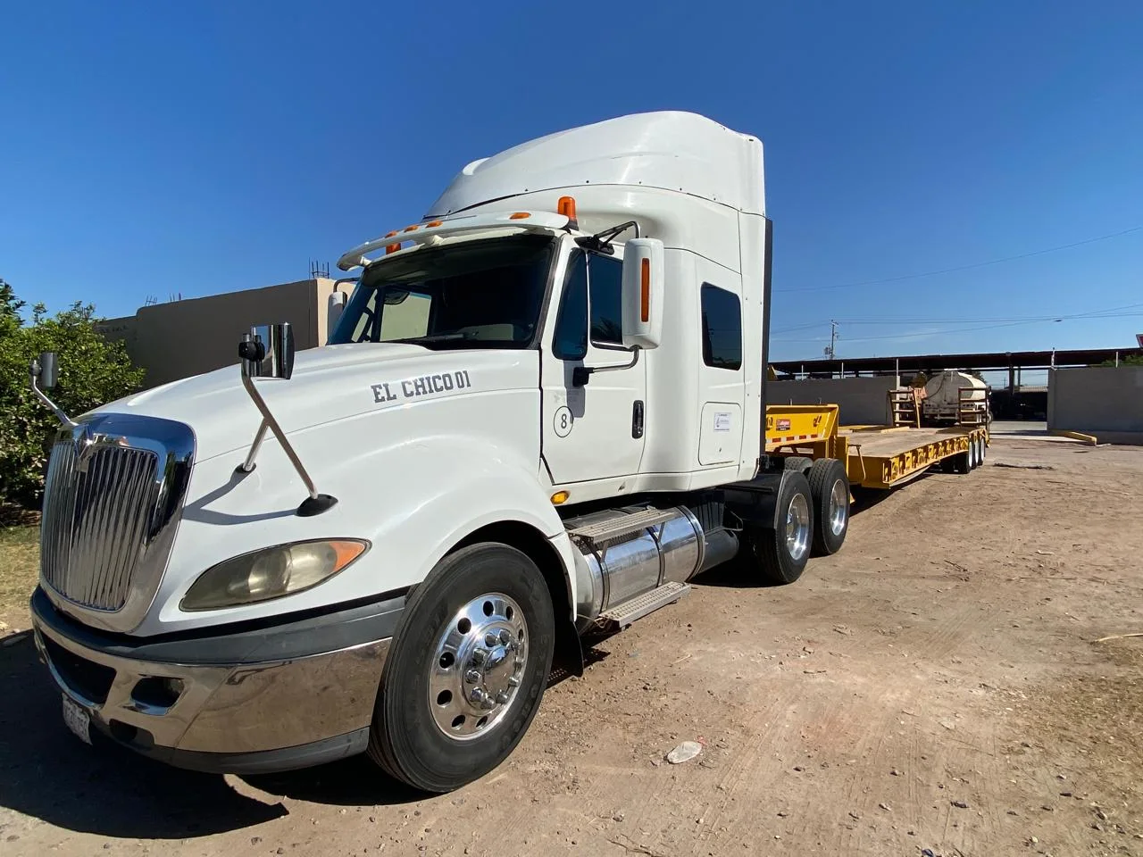 «El Chico 01» #8 — tractocamion con cama baja tres cuartos frontal
