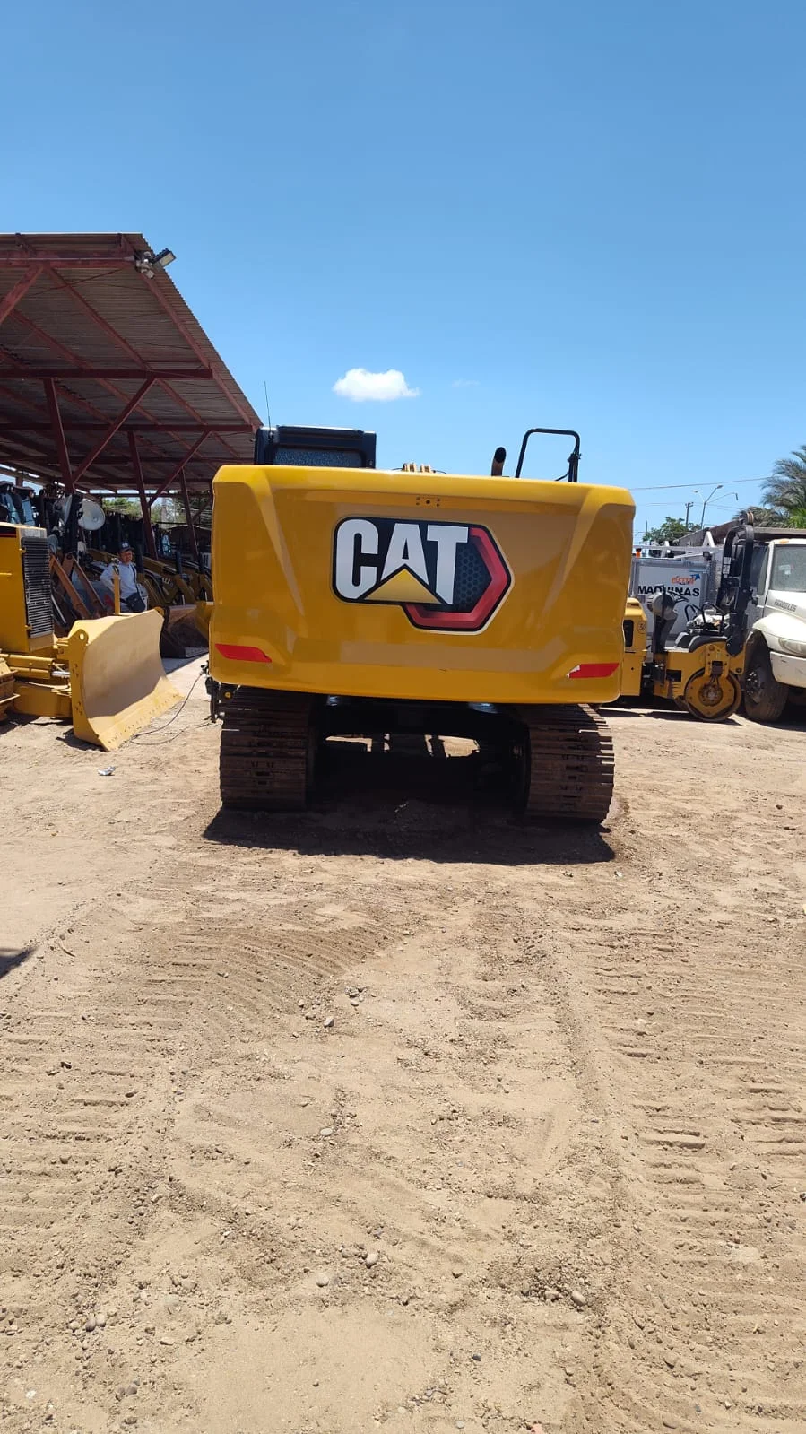 «Emperador» #23 — excavadora CAT vista trasera contrapeso en patio