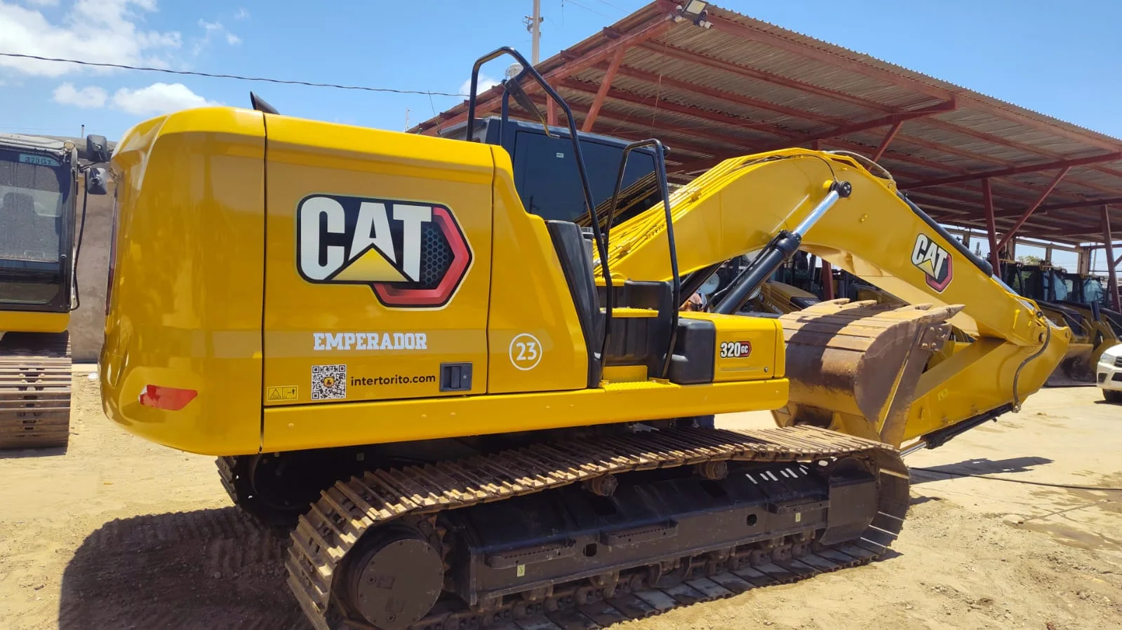 «Emperador» #23 — excavadora CAT 320GC Emperador tres cuartos trasera