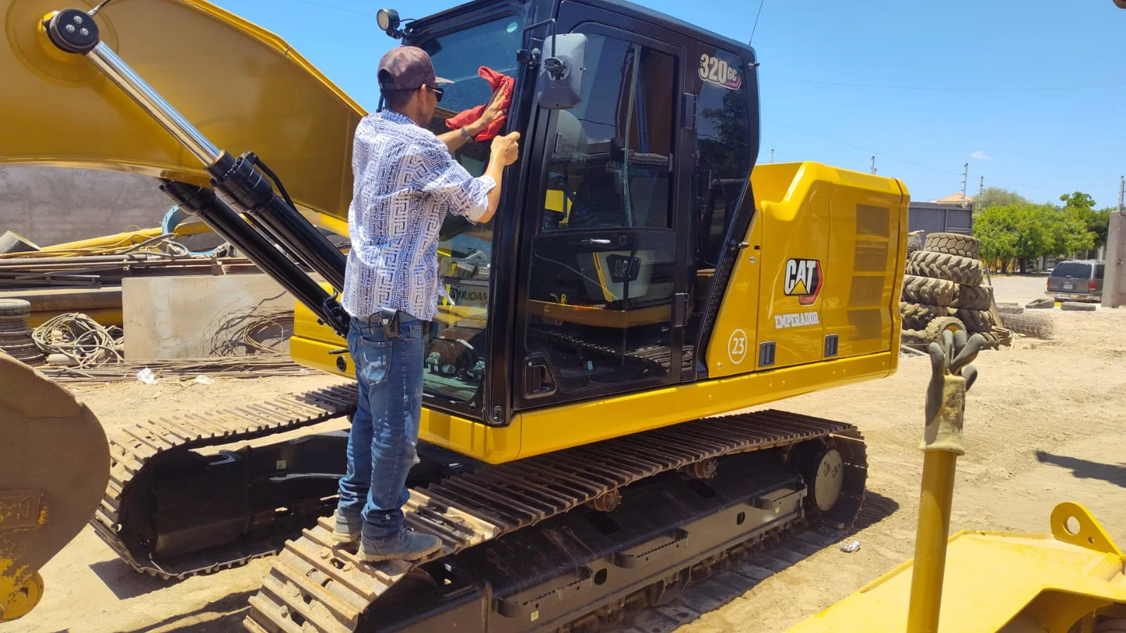 «Emperador» #23 — excavadora 320GC con operador en cabina