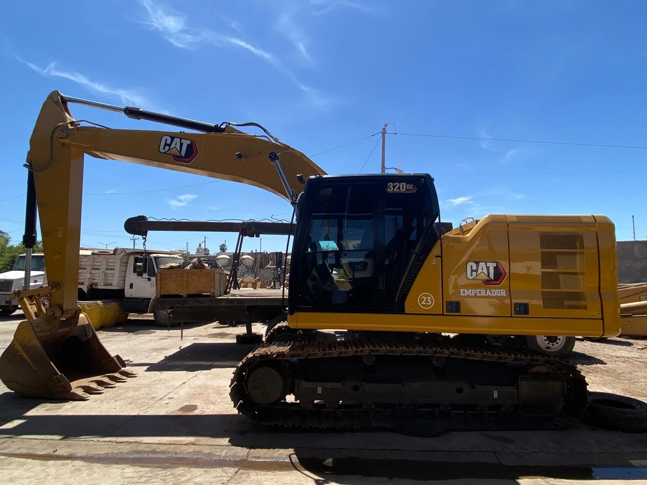 «Emperador» #23 — excavadora 320GC Emperador perfil completo