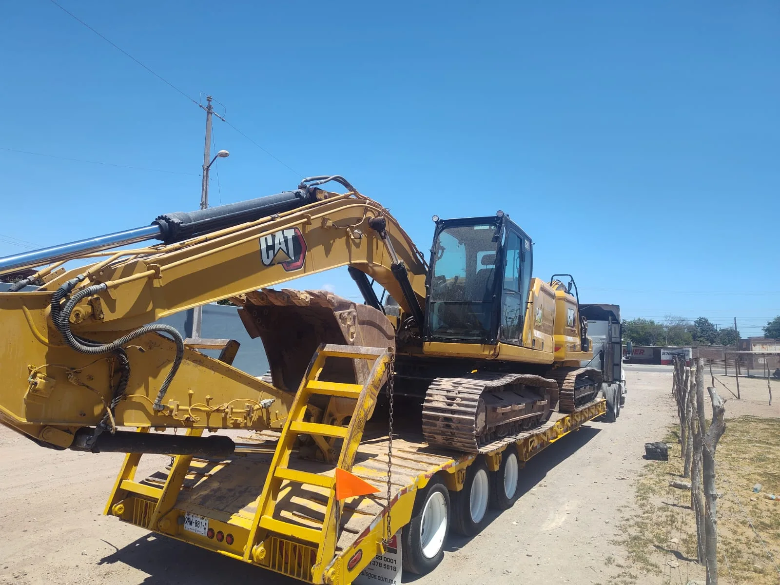 «La Mole» #48 — excavadora cargada en cama baja