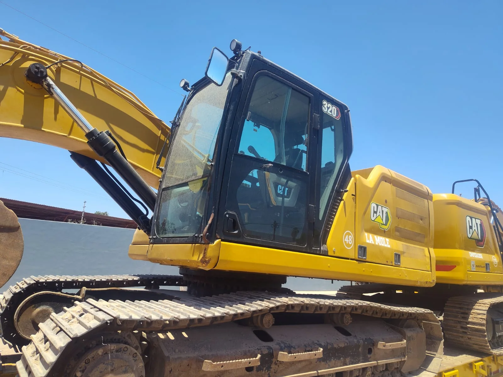 «La Mole» #48 — cabina exterior excavadora 320 La Mole