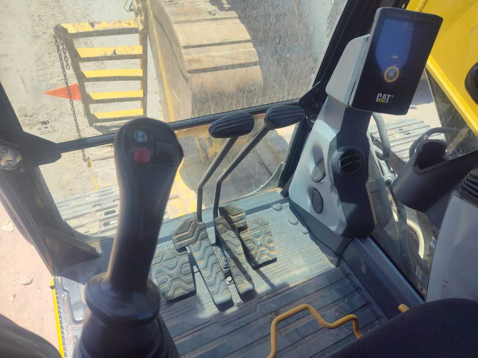 «La Mole» #48 — pedales joystick y monitor de cabina