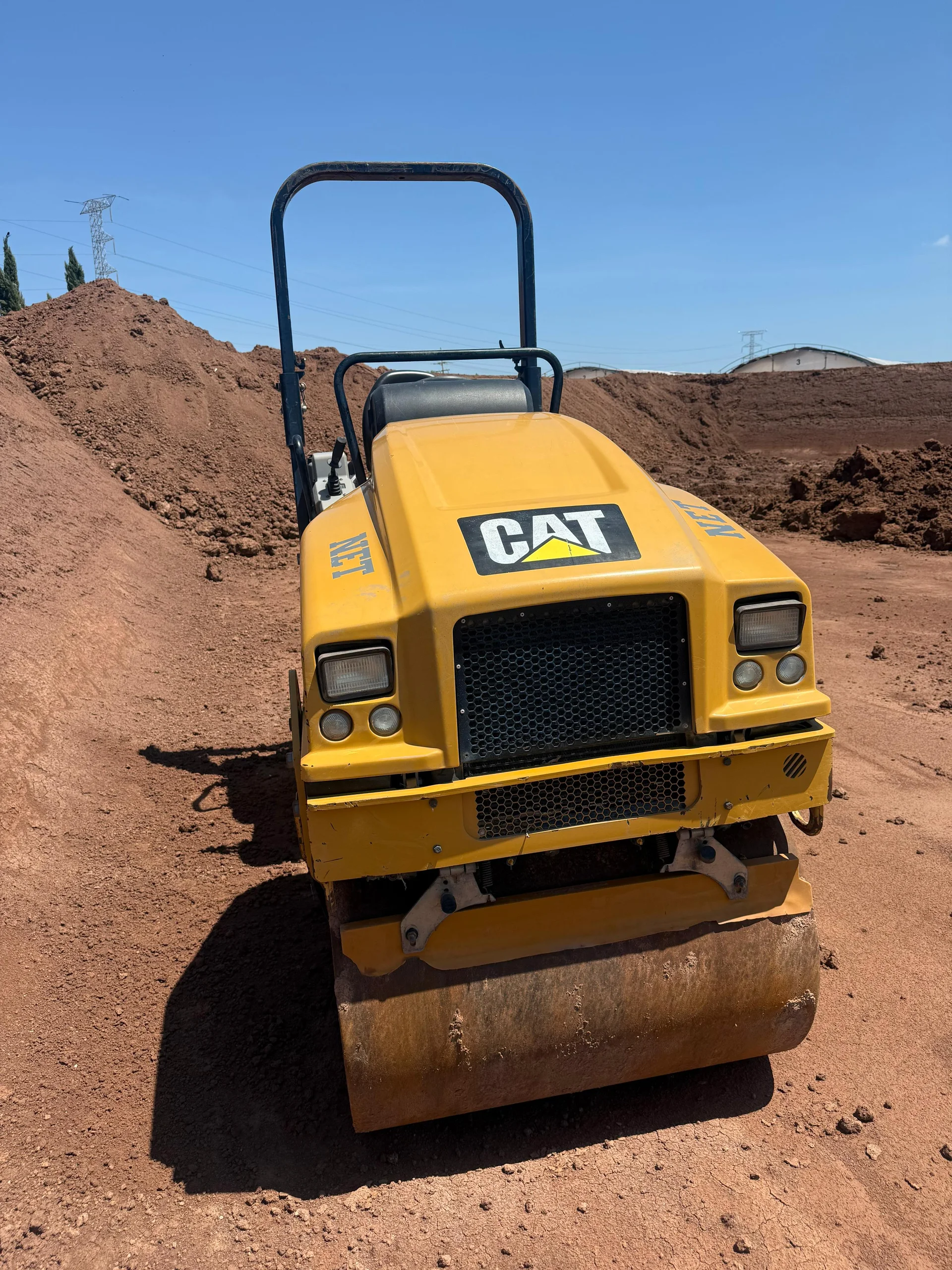 «Net» #30 — compactador CB22B de frente en terraceria