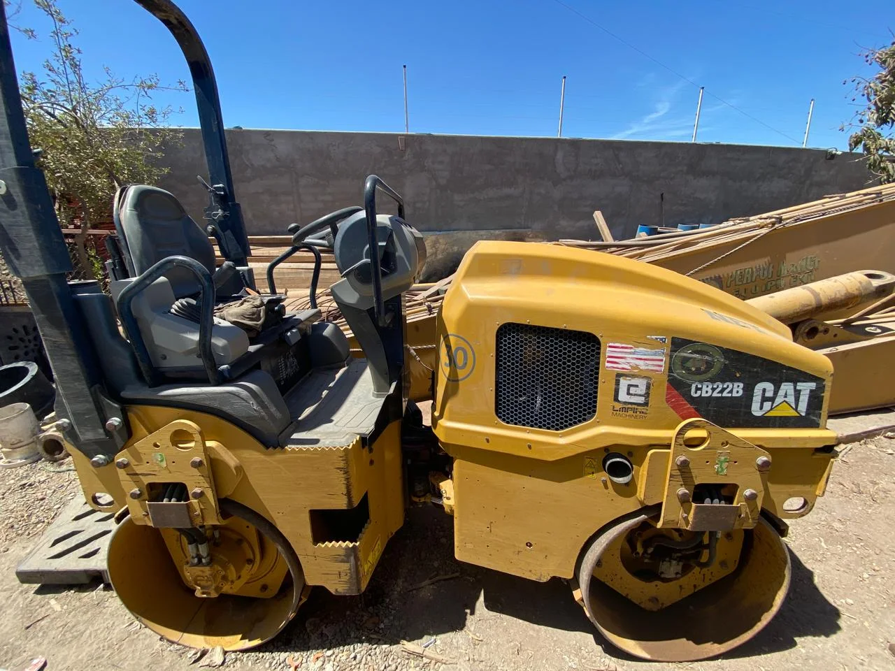 «Net» #30 — compactador CB22B en patio con material
