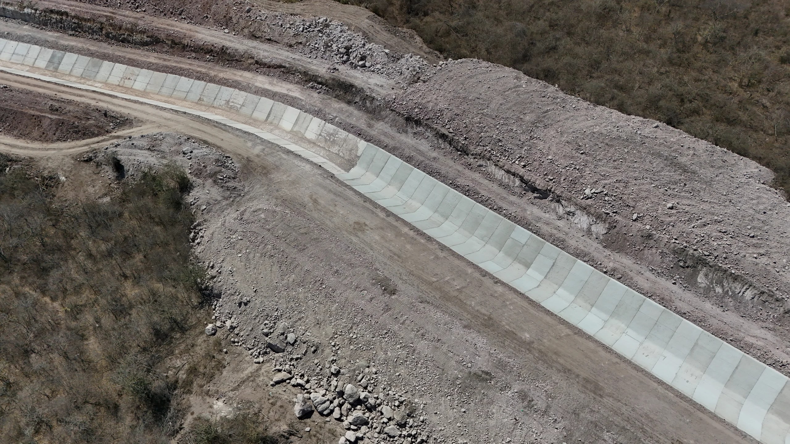 Canal principal margen izquierda Río Baluarte — vista 4