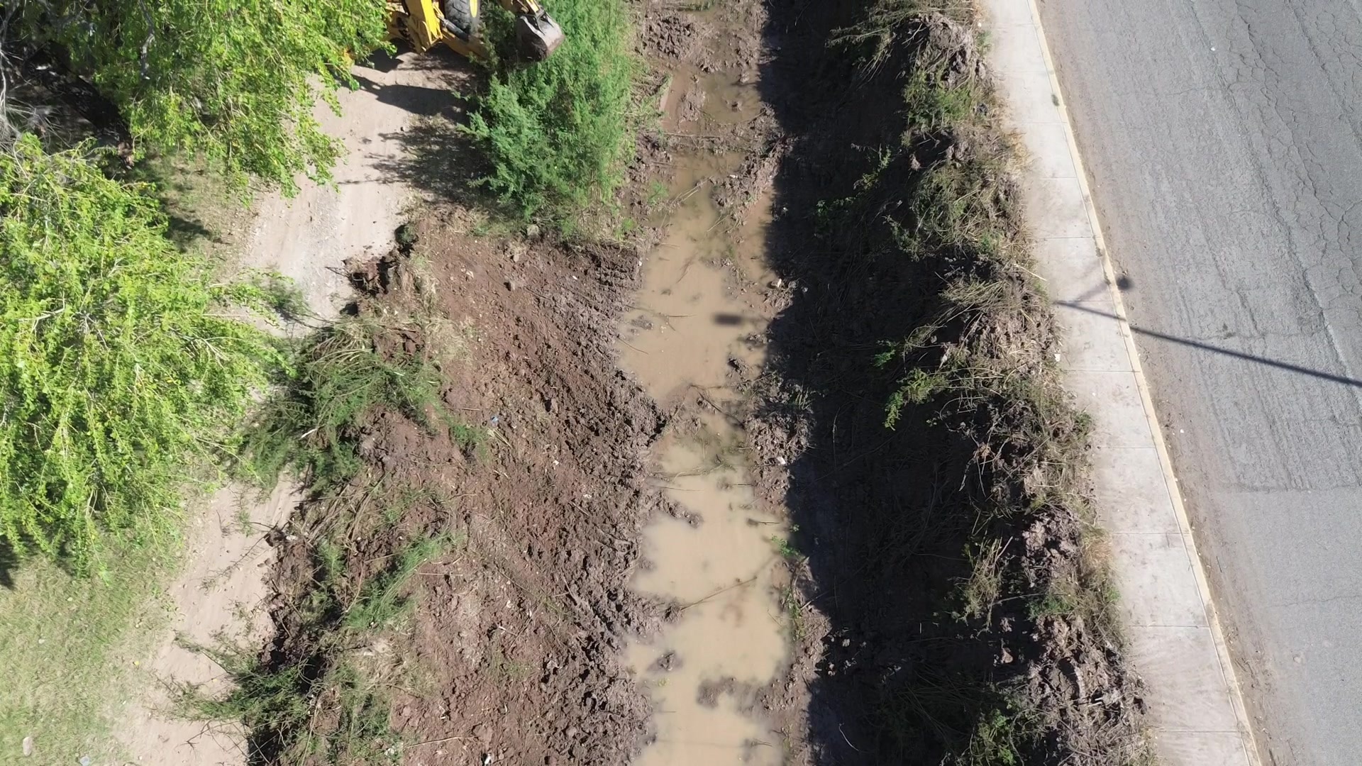 CAT 450F en obra — foto 1